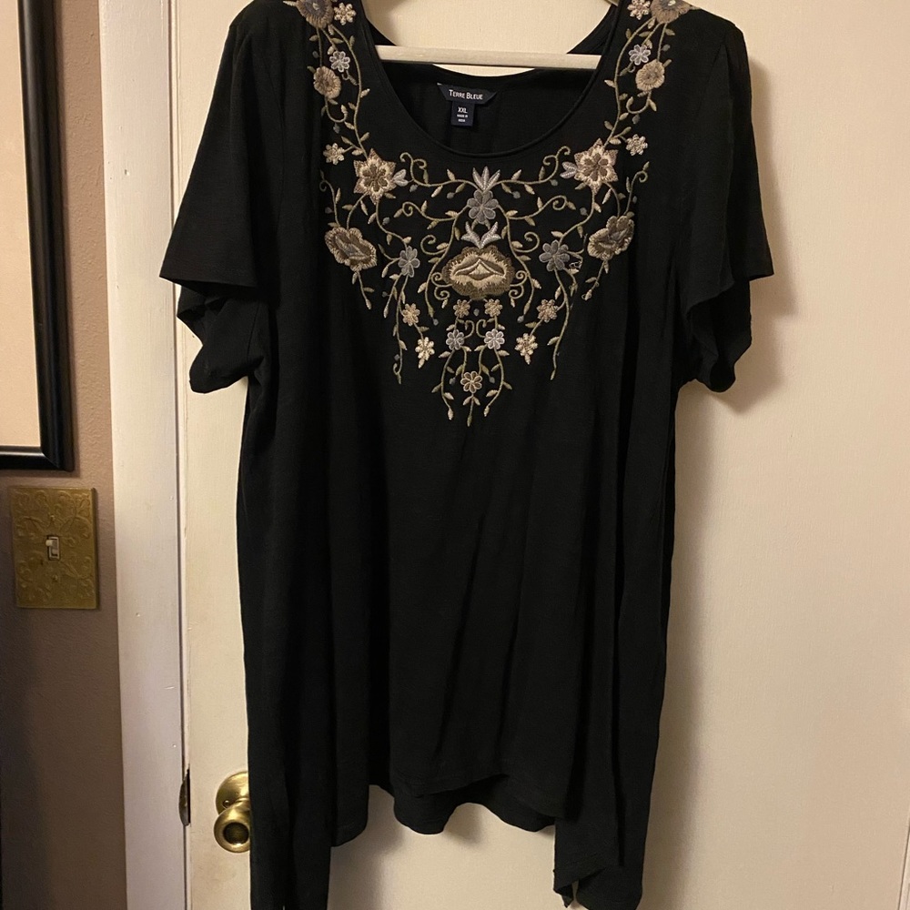 Women’s BLACK SCOOP NECK TOP W/ EMBROIDERY ON TOP